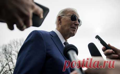Байден поручил привлечь внимание к «невменяемости» Трампа. Штаб Байдена опасается, что многие американцы забыли «возмутительные» решения, которые принимал Трамп. Президент США поручил подчиненным привлекать внимание к резким фразам Трампа, чтобы не допустить переизбрания, выяснил CNN