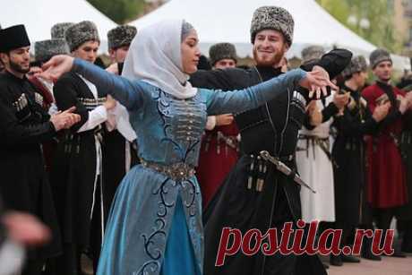 В Абхазии пройдут Дни чеченской культуры. В Абхазии в середине марта пройдут Дни культуры Чечни. Об этом сообщает портал «Это Кавказ» со ссылкой на министерство культуры Абхазии. Как уточнили в ведомстве, мероприятия в рамках программы будут проходить с 13 по 17 марта. Откроется программа спектаклем по мотивам романа Лермонтова «Герой нашего времени».