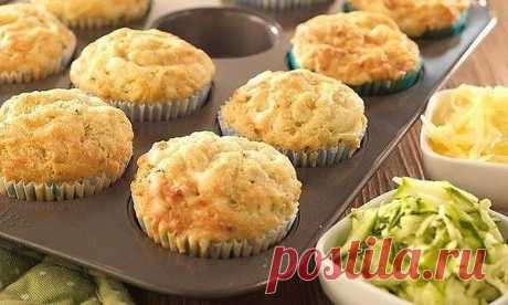 Кабачковые корзинки - очень простое и невероятно вкусное диетическое блюдо! 
на 100грамм - 79.81 ккал 

Ингредиенты: 
Кабачки 500 г 
Куриное филе 200 г 
Яйцо 1 шт. 
Сыр нежирный 50 г 
Соль, специи 
Оливковое масло 

Приготовление: 
Кабачки очистите и натрите на крупной терке. Отожмите жидкость, добавьте яйцо, посолите и хорошо перемешайте. Куриное филе порежьте мелкими кубиками, посолите, посыпьте специями и обжарьте 5 минут. Кабачковую массу распределите по дну и стенкам ...