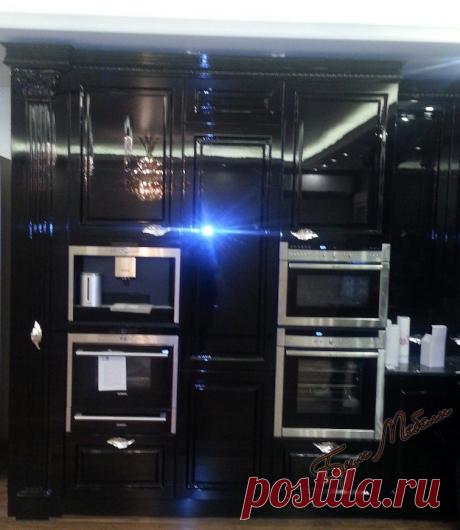 Угловая кухня в классическом стиле с фасадами МДФ эмаль черный глянец