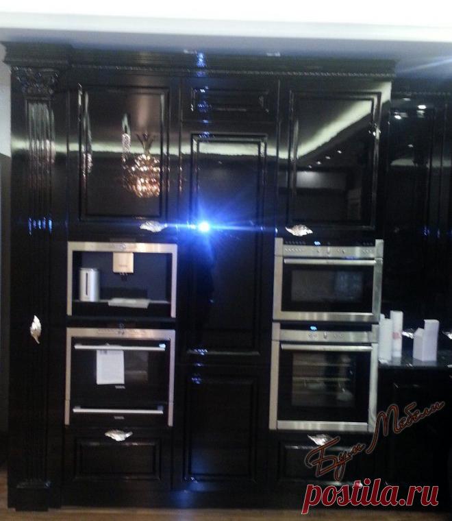 Угловая кухня в классическом стиле с фасадами МДФ эмаль черный глянец
