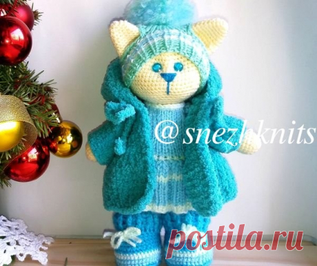 Котейка в голубом 
Автор- @snezhknits


Пряжа 
Для основания ишрушки: Yarn Art baby № 7003 (топленое молоко) — 50 г. 
Для одежды я использовала пряжу Yarn Art baby № 552 (бирюза) , 9779 (светло-зеленый неон) , 623 (мята), 215 (голубой). 
Для шубки пряжа Alize softy № 490 
 
Инструменты 
Для вязания основания котенка крючок № 2 
Для вязания одежды: чулочные спицы № 3 и 3,25, спицы на леске 40 см № 3, спицы на леске 60 см № 3,25 
Крючок № 2,25, 3 
Иголка с большим ушко для к...