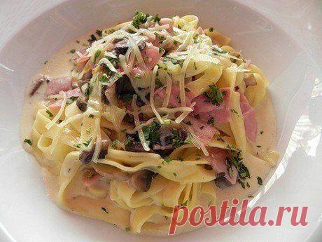 Елена Галимуллина
Феттучини с ветчиной и грибами в сливочном соусе

Ингредиенты для 2 порций:
Паста феттучини 250 г
Шампиньоны 100 г
Ветчина 100 г
Масло сливочное 50 г
Сливки 20%-ные 200 г
Мука пшеничная 1,5 столовые ложки
Сыр пармезан тертый по вкусу
Соль по вкусу
Масло растительное 2 чайные ложки
Зелень по вкусу