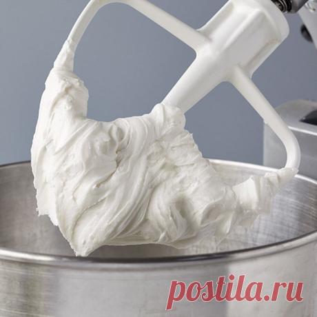 Как приготовить белоснежный масляный крем для украшения торта Масляный крем самый мягкий и гладкий в работе, но он не может быть белоснежного цвета, так как масло дает желтоватый оттенок. А ведь можно приготовить белоснежный масляный крем, который идеально подходит для украшения тортов и пирожных.