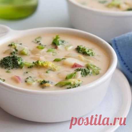 Сливочный суп с брокколи и беконом 
Ингредиенты: 
Бульон (мясной, овощной) или вода — 1 л 
Мука — 2 ст. л. 
Сливки 10% — 250 мл 
Кукуруза — 300 г 
Брокколи — 300 г 
Картофель — 3 шт. 
Лук репчатый — 1 шт. 
Грудинка (копченая, можно бекон) — 100 г 
Сухой тимьян — 0,5 ч. л. 
Соль — по вкусу 
Черный молотый перец — по вкусу 
Приготовление: 
Грудинку нарезаем на небольшие кусочки. Обжариваем в кастрюле на небольшом огне до золотистого цвета, около 7-8 минут (на растительном масле). Пока жарится