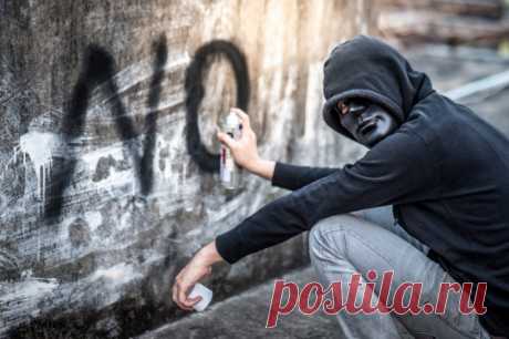 Граффити смерти. За стрит-арт с рекламой наркотиков хотят сажать в тюрьму. С таким предложением выступил депутат ГД Артем Метелев.