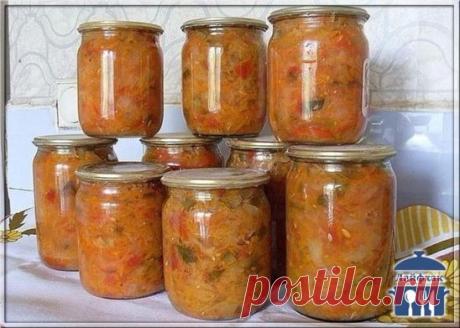 Солянка
1,5 кг капусты, 1,5 кг помидоров, 1 кг огурцов, 1 кг лука, 1 кг моркови, 0,5 кг перца. Для маринада: 1 стакан сахара, 100 мл раст масла, 100 мл столового уксуса, 2 ст. л соли, лавровый лист и черный перец горошком по вкусу. Капусту нашинковать тонкой соломкой, морковь на крупной терке, перец – соломкой, огурцы, помидоры, лук – кубиками. Все овощи выложить в кастрюлю, залить ингредиентами