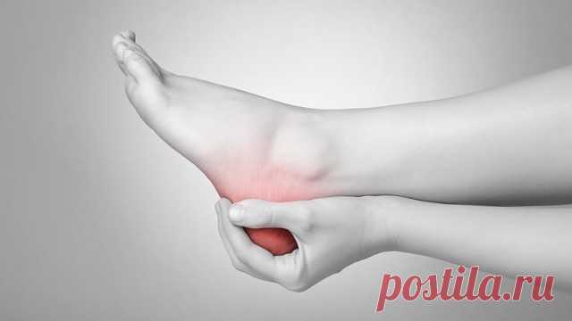 Поделюсь рецептами от пяточных шпор. Прошлым летом на юге после ванн у меня так разболелась нога, что я не знала, куда ее деть. Пятка горела огнем. Приехав домой, побежала к хирургу. Молодая врач сделала снимок и объявила, что у меня после ванн обострилась пяточная шпора. Дала мне какую-то «памятку» - и все. Я поняла, что надо самой лечиться. Обратилась к народной медицине - стала искать рецепты от шпор. Все, что нашла, выписала и посылаю вам. Ведь сколько еще таких как я,...