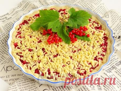 Песочный пирог с пудингом и красной смородиной