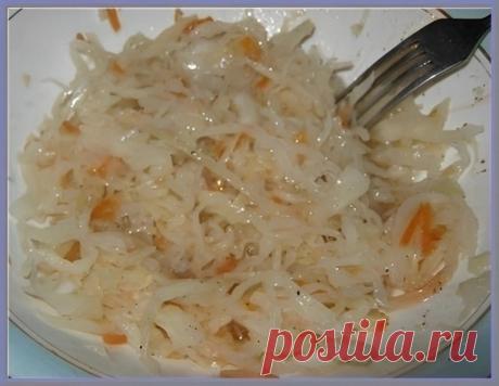 Квашеная капуста по этому рецепту получается очень вкусная, хрустящая и также довольно быстро готовится!