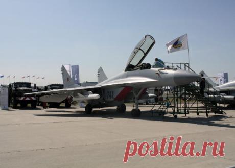 МиГ-35 Сегодня этот самолет во многом унифицирован с новыми палубными легкими истребителями МиГ-29К/КУБ. МиГ-35 может одновременно захватывать до десяти целей и вести одновременный обстрел до шести из них.