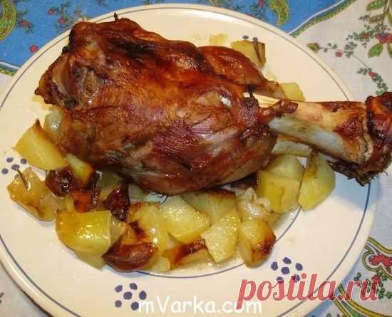 Свиная рулька с картошкой в мультиварке