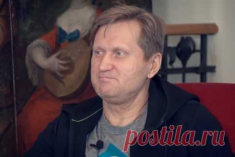 Звезда «Уральских пельменей» рассказал о знакомстве с Моисеевым. Участник юмористического коллектива «Уральские пельмени» Андрей Рожков в разговоре с KP.RU поделился воспоминаниями от знакомства с певцом Борисом Моисеевым. При первой встрече с музыкантом юморист был приятно удивлен. По его словам, Моисеев был доброжелательным и простым человеком без звездной болезни.