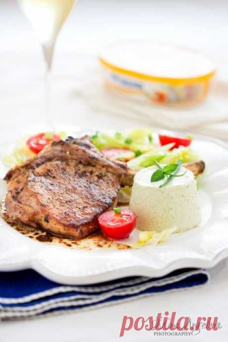 Сочни пържоли с мус от тиквички и Philadelphia с лук и пиперки и свежа салата / Juicy Pork Chops with Philadelphia Onion and Peppers Zucchini mousse and Fresh Salad