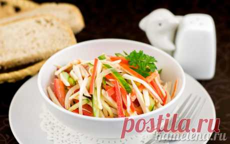 Вкусный салат с крабовыми палочками и овощами.
