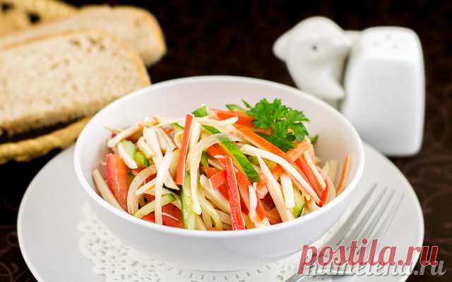 Вкусный салат с крабовыми палочками и овощами.