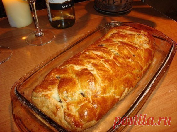 Очень быстрый мясной пирог из готового слоеного теста