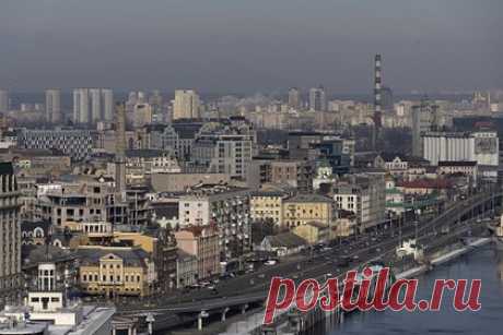 В ходе ремонтных работ в Киеве рухнул мост. В Киеве во время ремонта рухнули несколько пролетов Дегтяревского моста. Момент, когда мост начал падать, также попал на видео. Дегтяревский мост расположен в исторической местности Киева. Он был построен в 1963-м и предназначен для автомобилистов, также там есть трамвайная линия.