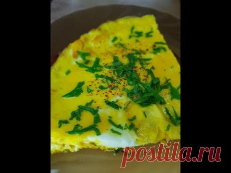 Яичница на подушке из лука и моркови