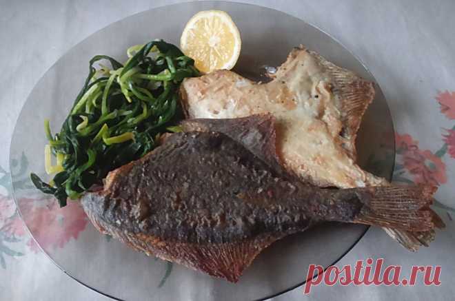 Камбала в Духовке с Беконом и Луком на Тушёном шпинате - На Кухне Камбала в духовке с беконом и луком на тушёном шпинате великолепное сытное блюдо, которое может использоваться и как самостоятельное и в совместно с отварным ка