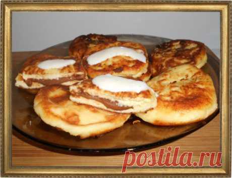 СЫРНИКИ С ШОКОЛАДОМ И БАНАНОВЫМ СОУСОМ.