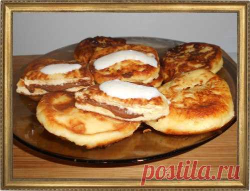 СЫРНИКИ С ШОКОЛАДОМ И БАНАНОВЫМ СОУСОМ.