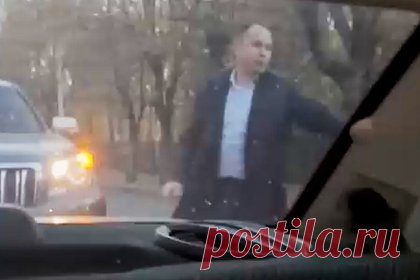 Российский чиновник и студент не поделили дорогу и подрались. В Башкирии замдиректора транспортного управления подрался со студентом, который не пропустил на своем авто его джип Toyota Land Cruiser. По его данным, чиновник и студент на дороге начали подрезать друг друга. У пешеходного перехода замдиректора транспортного управления и пассажир джипа вышли из машины.