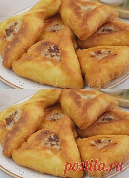 Быстрые беляши на кефире: простой способ приготовления с сочной начинкой

Сегодня делюсь рецептом беляшей, которые можно приготовить буквально за 5 минут, используя тесто на кефире. Несмотря на то, что тесто без дрожжей, готовые беляши по своей мягкости и вкусу ничем не уступают традиционным. Я также расскажу, как легко формировать беляши, и поделюсь секретом приготовления очень сочной начинки.

Ингредиенты для теста:

Кефир – 500 мл
Соль – 1 ч.л.
Растительное масло – 5 ст...