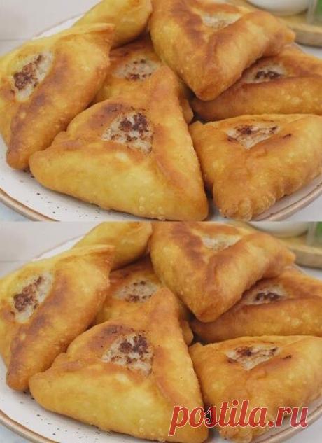 Быстрые беляши на кефире: простой способ приготовления с сочной начинкой

Сегодня делюсь рецептом беляшей, которые можно приготовить буквально за 5 минут, используя тесто на кефире. Несмотря на то, что тесто без дрожжей, готовые беляши по своей мягкости и вкусу ничем не уступают традиционным. Я также расскажу, как легко формировать беляши, и поделюсь секретом приготовления очень сочной начинки.

Ингредиенты для теста:

Кефир – 500 мл
Соль – 1 ч.л.
Растительное масло – 5 ст...