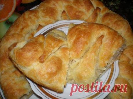 Тесто "Рублёвское". 

Ингредиенты 

Мука 3-4 стакана 
Свежие дрожжи 50 г 
Маргарин 250 г 
Молоко 1 стакан 
Яйцо 1 шт. 
Соль щепотка 
Сахар щепотка 
Способ приготовления 

Из-за этого рецепта я вернула в наш рацион маргарин, с ним тесто мне больше нравится. 
1 ст=250 мл 

В молоке (любой удобной температуры, кроме горячей) растворить дрожжи, сахар, соль. Добавить яйцо и размешать. 

Маргарин натереть на терке , высыпать на него муку и слегка перетереть. Вылить молочно-дрожж...