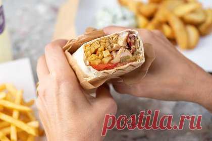 Названа причина массового отравления россиян шаурмой. Причиной массового отравления россиян после съеденной шаурмы в Братске Иркутской области стала бактерия сальмонелла. Об этом в четверг, 15 июня, сообщили в региональном управлении Роспотребнадзора. По последним данным, число обратившихся за медпомощью после посещения кафе быстрого питания «Шаурму хочу» достигло 62.