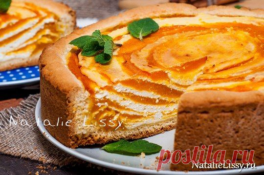 Потрясающий песочный пирог с творогом и тыквой.