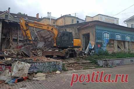 На месте заброшенного кафе в Нижнем Новгороде построят церковь. В Нижнем Новгороде построят церковь на месте заброшенного кафе, пустовавшего последние 20 лет. Храм появится не пересечении улицы Рождественской и переулка Вахитова, с инициативой возведения выступила Нижегородская епархия. Раньше здесь располагалось аварийное здание, из-за которого был введен режим локального ЧС.