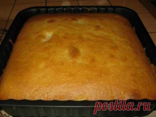 Воздушный и безумно вкусный пирог на скорую руку: не стыдно и к праздничному столу предложить 
Пирог с вареньем на скорую руку 
Ингредиенты 
3 яйца 
200 мл молока 
90 мл растительного масла 
400 г муки 
200 г сахара 
1,5–2 ч. л. разрыхлителя 
0,5 ч. л. соли 
1–1,5 ст. густого варенья или джема 
Приготовление 
1 Охлажденные яйца посоли и взбивай до пышности, понемногу подсыпая сахар. 
2 Продолжая взбивать, влей растительное масло, а затем молоко. 
3 Порциями всыпь просеянную муку и разрыхлител