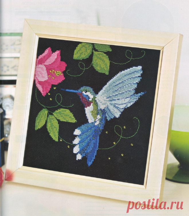 Яркие краски на черном фоне - застывшая в воздухе колибри от Лесли Тиер (Lesley Tier) Яркие краски на черном фоне Застывшую в воздухе колибри придумала дизайнер Лесли Тиер (Lesley Tier). Фоновый черный цвет отлично подходит для ярких, позитивных вышивок. Металлизированные нити и золотистый бисер усиливают очарование этого узора.