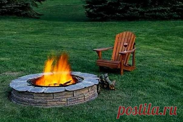 Уличный очаг на даче — своими руками. Когда-то человечество не знало ни печей, ни каминов и тем более барбекю. Единственно, что было доступно – простейший очаг с открытым пламенем. Сегодня, при оформлении своего дачного участка возникает желание придать даче вид ретро. Можно сказать очаг – это ультра-ретро. В прохладной летней ночи тепло от каменной стенки очага, установленного прямо в земле. Почему бы и нет? Потратьте несколько дней,