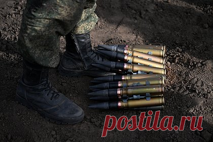 В российском регионе обнаружили схрон с американским и болгарским вооружением. Около одного из населенных пунктов в Луганской народной республике росгвардейцы обнаружили схрон с оружием и боеприпасами, среди которых были образцы американского и болгарского производства. Тайник нашли при помощи минно-розыскной собаки. Обнаруженный арсенал передали компетентным органам для экспертизы.