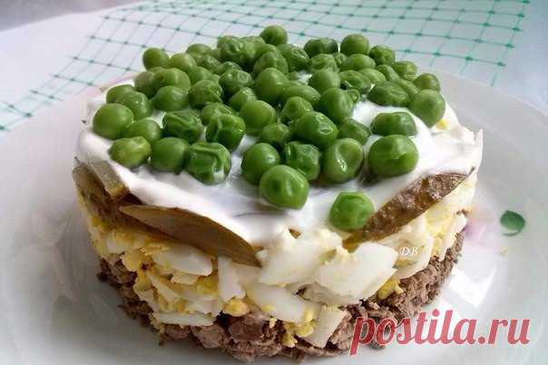 САЛАТ С ГОРОШКОМ 

Ингредиенты:
Печень куриная — 200 Грамм (отварная)
Горошек зеленый — 1/2 Стакана (свежезамороженный)
Сметана — 3-4 Ст. ложек
Чеснок — 1/2 Зубчика (по вкусу)
Яйцо — 2 Штуки (вареные)
Огурец маринованный — 1 Штука (небольшой)

Приготовьте соус: измельчите чеснок и добавьте его в сметану. Свежезамороженный зеленый горошек отварите в кипящей соленой воде около 3 минут, затем откиньте на сито.
Поставьте сервировочное кольцо на блюдо для подачи. 1-й слой: натр...