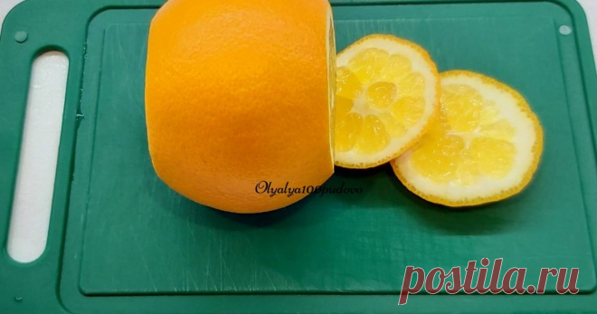 Как быстро и легко отделить дольки апельсина от плёночек, кожуры совет от Ольга Чеканова  Этот способ вам поможет сократить время готовки.
Для начала, нам нужно апельсин помыть. Отрезаем у него верхушку и попку.
А затем отрезаем и боковую часть кожуры, удаляя и белую часть тоже.

Теперь приступим к непосредственному вырезанию самих долек апельсина. Ножом прорезаем вдоль плёночек...