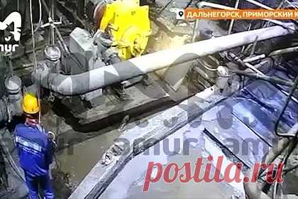 Оторвавший рабочему руку взрыв трубы на российской фабрике попал на видео. В Дальнегорске Приморского края взрывом трубы на фабрике рабочему оторвало руку. Случившееся попало на видео, его публикует Telegram-канал Amur Mash. На кадрах видно, что работник, видя неисправность агрегата, пытается его починить, но раздается мощный взрыв, по всей площади помещения разливается вода.