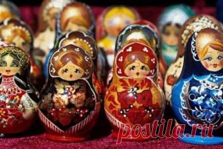 12 фактов о тонкостях русского языка, в которых сам чёрт ногу сломит 1. Только в нашей стране слово «угу» является синонимом к словам «пожалуйста», «спасибо», «добрый день», «не за что» и «извините», а слово «давай» в большинстве случаев заменяет «до свидания». 2. Как перевести на другие языки, что «очень умный» — не всегда комплимент, «умный очень» — издевка, а...