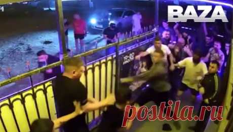 В Приморье компания вооруженных людей разгромила ночной клуб. Жители Приморского края ворвались в клуб и устроили дебош. Об этом сообщает kp.ru. Инцидент произошел в развлекательном заведении села Андреевка. На кадрах с места произошедшего заметно, как компания из нескольких человек попыталась ...