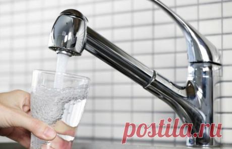 Приучившись выпивать натощак после сна один стакан воды, вы избавите себя от многих проблем, поскольку 70% нашего тела состоит из воды. Без нее организм не в состоянии нормально функционировать. При недостатке жидкости вам могут угрожать проблемы с сердцем, артрит, стенокардия, геморрой, ожирение и другие, такие же неприятные болячки. Выпивая утром натощак стакан воды, вы через…