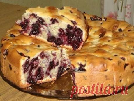 Пирог с чёрной смородиной
Чёрная смородина очень вкусная и полезная ягода. Приготовить пирог с черной смородиной очень просто и быстро! Такой десерт не только вкусен, он также малокалориен.
Ингредиенты:
400 гр. муки
200 гр. маргарина
200 гр. сахара
4 яйца
2 ч. ложки разрыхлителя
1 пакетик ванильного сахара
5 ст. ложек молока
300 гр. черной смородины (свежей или замороженной)
Приготовление:
Мягкий маргарин смешать с сахаром и яйцами, добавить молоко.
Муку просеять и добавить в нее разры