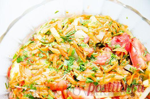 Жареные кабачки с морковью, болгарским перцем и помидорами.