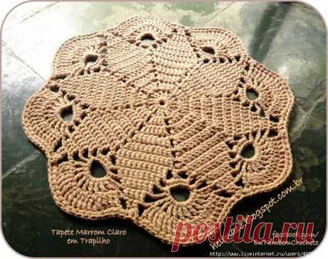 Светлый круглый коврик.