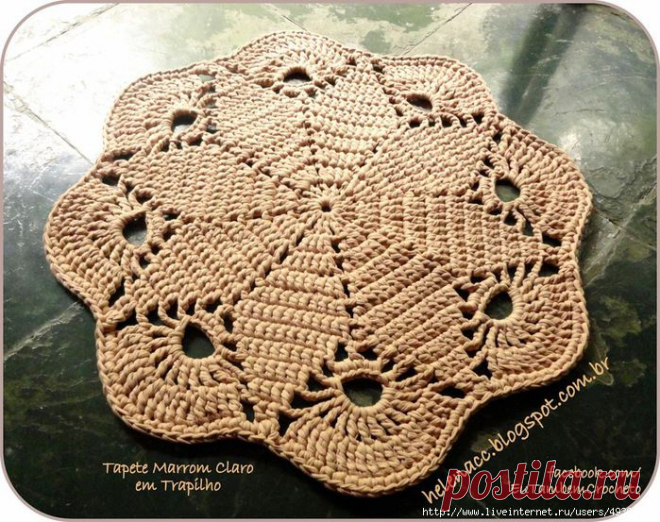 Светлый круглый коврик.