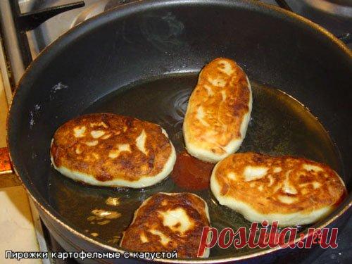 Кулинария. Русская кухня..Пирожки картофельные с капустой