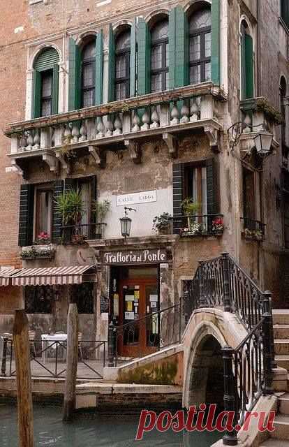 Trattoria al Ponte A perfect spot for a glass of wine Venice | Tomoko Yagisawa приколол(а) это к доске Europe