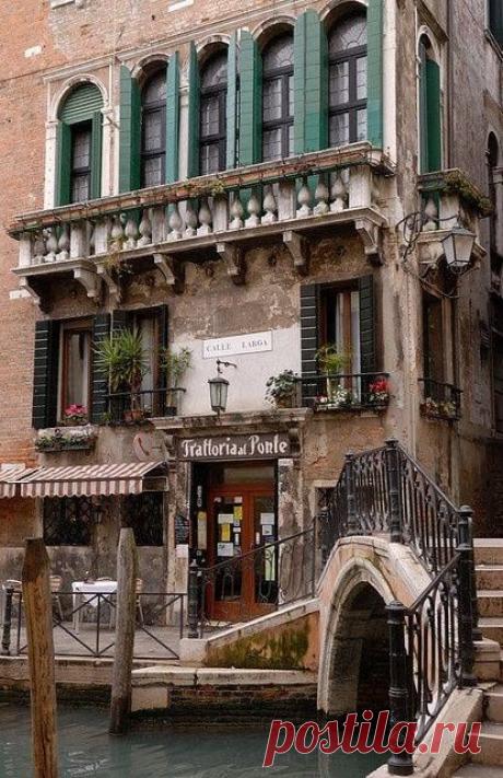Trattoria al Ponte A perfect spot for a glass of wine Venice | Tomoko Yagisawa приколол(а) это к доске Europe